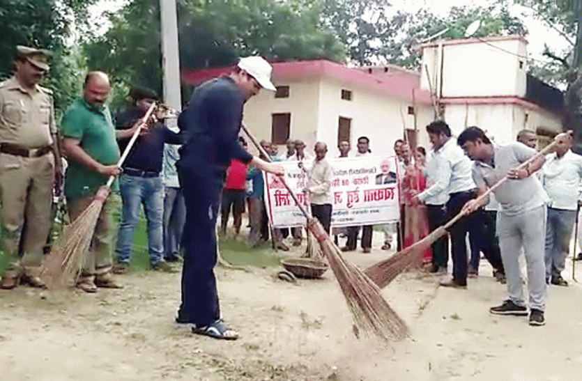 DM Faizabad Dr Anil Kumar Pathak cleaned village by planting a broom किसान ने कहा हमारे गाँव में नहीं है सफाईकर्मी डीएम फैजाबाद ने खुद उठा ली झाड़ू