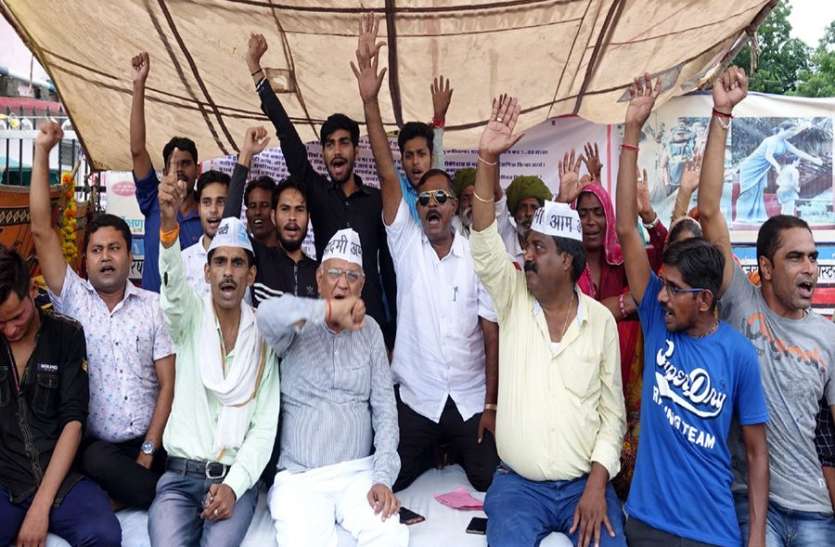 dausa nagar parishad नगर परिषद के बाहर धरना जारी