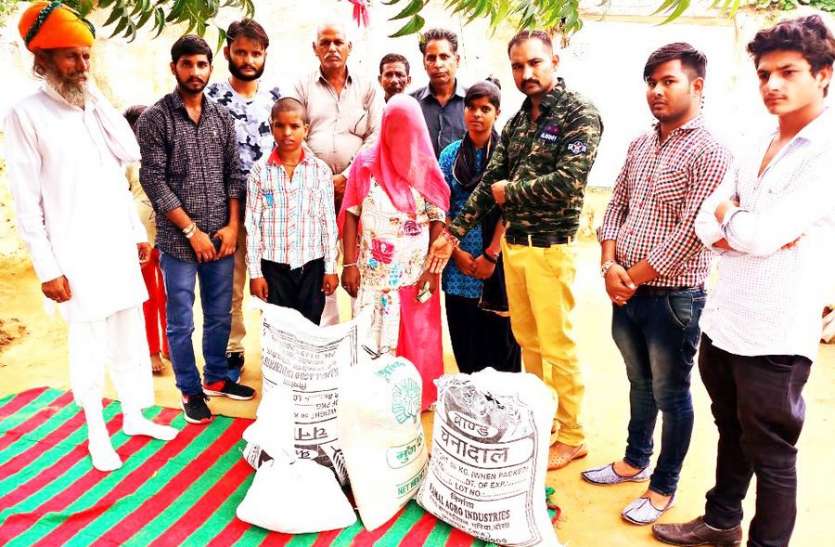 kundal news बेसहारा परिवार को दी खाद्य सामग्री