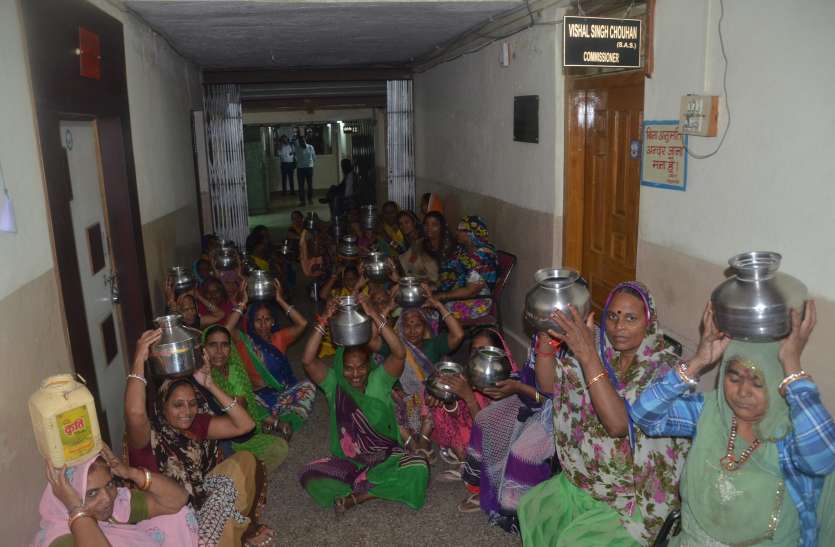 dewas नहीं मिला पानी खाली बर्तन लेकर कहां पहुंची महिलाएं