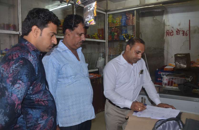 dewas स्वास्थ्य विभाग की बैठक में बुलाई मिठाई में ऐसा क्या निकला, जो चौंक गए कर्मचारी , देखे वीडियो