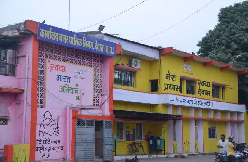 dewas सभापति के नाम मकान नहीं और थमा दिया कर का नोटिस