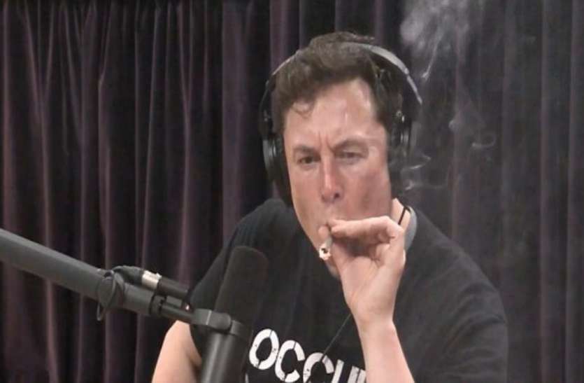 elon musk स्टेज पर शराब आैर गांजा पीते हुए नजर एलन मस्क, पूरी दुनिया ने देखा लाइव