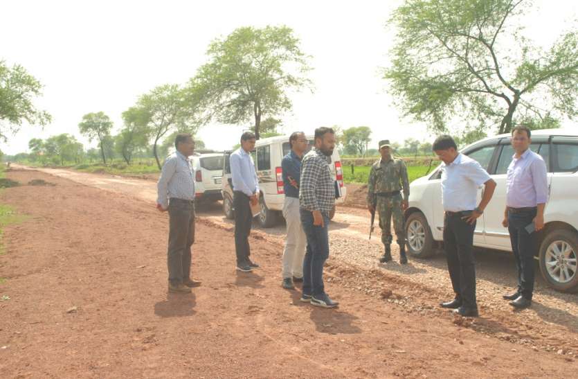 Observation सड़क निर्माण कार्यों में प्रगति नहीं होने पर कलक्टर नाराज