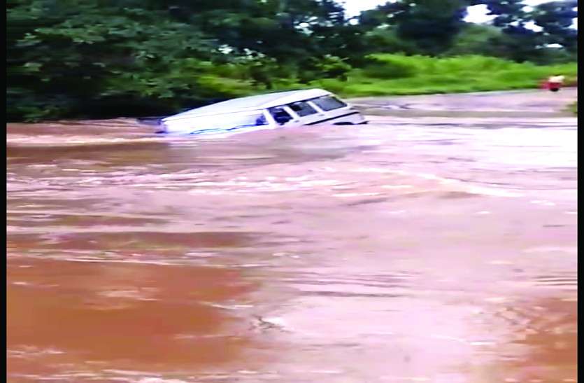flood in chhattisgarh छत्तीसगढ़ में एक बार फिर नदी-नाले उफान पर, 9 घंटे बंद रहा नेशनल हाइवे