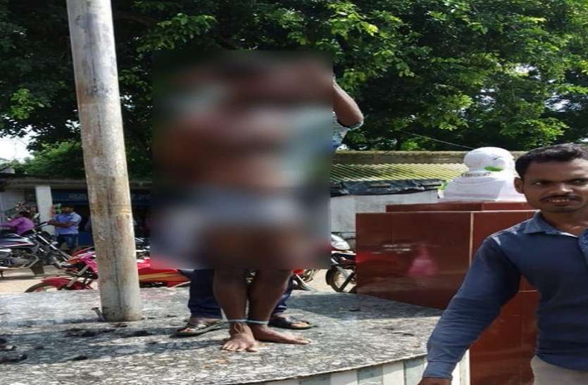 man thrashed stripped tonsured for paying change to shopkeeper गांधी जी की मूर्ति के पीछे ही एक 'मासूम' के साथ हो रह था पाप, लोग बनाते रहे वीडियो
