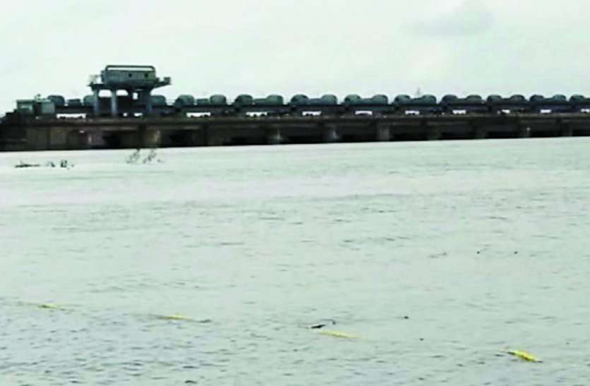 cg news कैचमेंट एरिया में अच्छी बारिश होने से गंगरेल बांध के दो गेट खोलकर छोड़ा जा रहा पानी