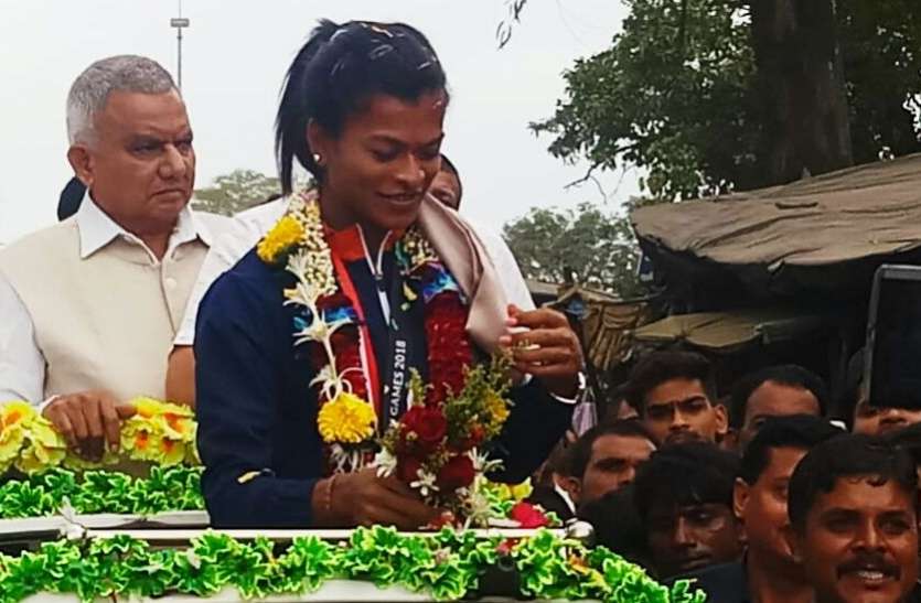 patrika गोल्डन गर्ल के लिए बिछाए पलक पांवड़े
