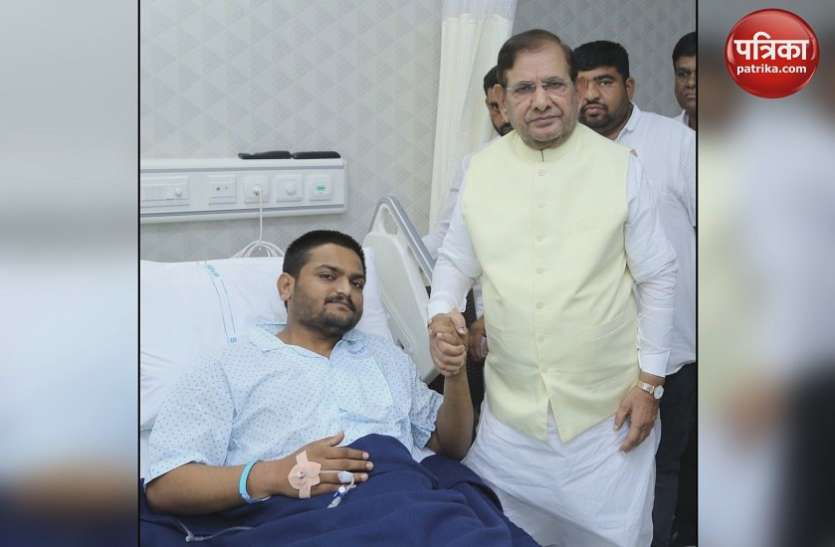 gujarat हार्दिक पटेल ने शरद यादव के हाथों पिया पानी, 15 दिन से जारी है आमरण अनशन