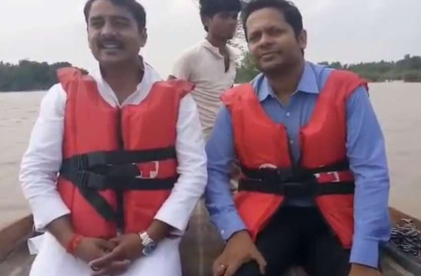 Hardoi DM बाढ़ पीड़ितों तक नाव से पहुंचे DM और MLA, उफनाती नदियां के बीच डर से छूटे पसीने