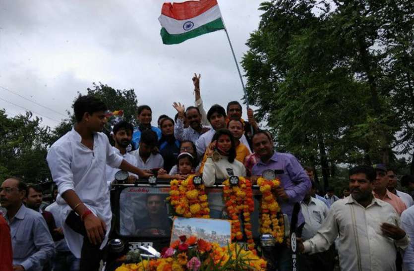 Harshita wins bronze medal winner in Asian Games एशियन गेम्स में कांस्य पदक विजेता हर्षिता के स्वागत में उमड़ा शहर