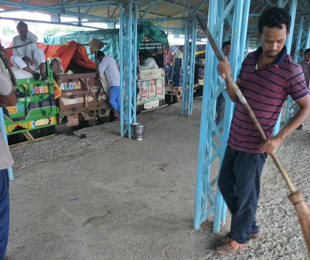 Shade platform damaged in agricultural market कृषि उपज मंडी में खरीदी शेड के प्लेटफार्म हो रहे क्षतिग्रस्त