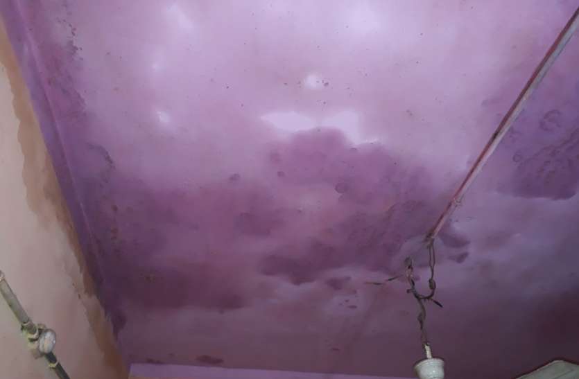 poor construction, sealing in the walls, water leaking घटिया निर्माण की खुली पोल, दीवारों में सीलन, छत से टपक रहा पानी