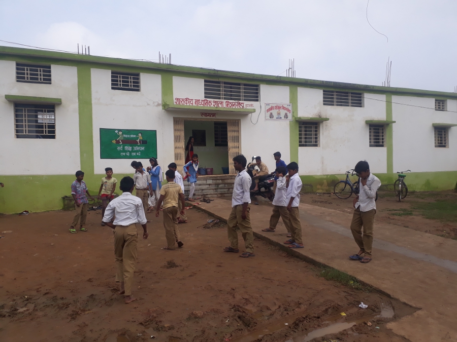 Disciplines of the school's code, now three km away, students stu स्कूल के डाइस कोड में गड़बड़ी, अब तीन किमी दूर दो अलग-अलग स्कूलों में पढऩे जा रहे विद्यार्थी