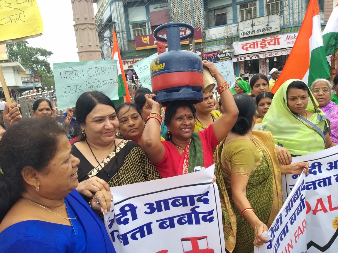 record level Petrol and diesel prices गैस टंकी सिर पर रखकर किया प्रदर्शन