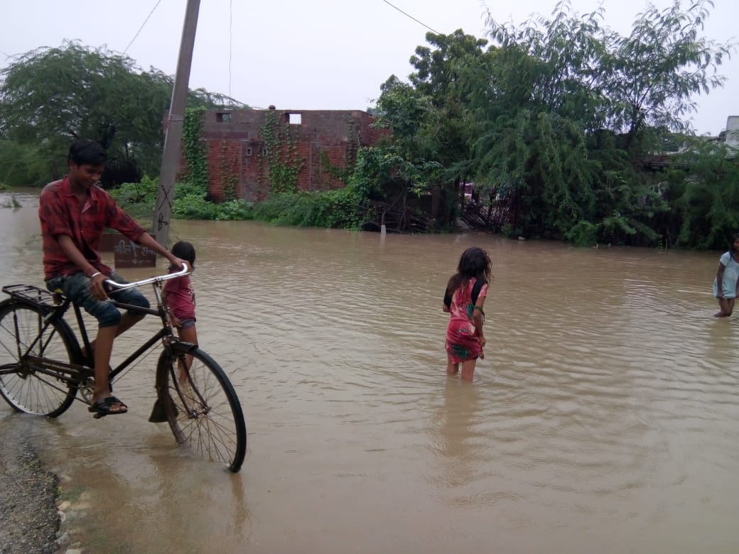 rain उदयपुर के भटेवर में घरों में घुसा बरसाती पानी, लोगों को हो रही परेशानी
