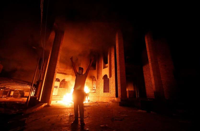 Iraq protestors burned down Iranian consulate इराक: प्रदर्शनकारियों ने लगाई ईरानी वाणिज्य दूतावास में आग, बाल-बाल बचे कर्मचारी