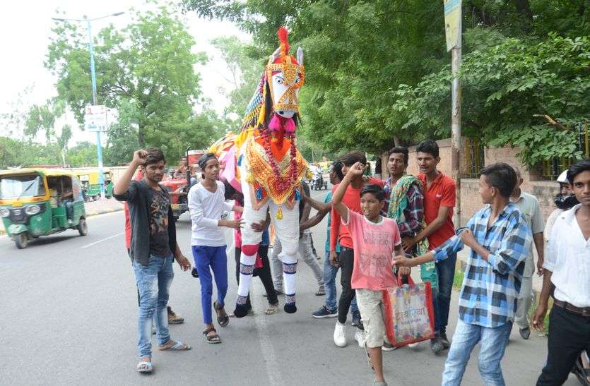 Baba's Jatru's queue at every road in Jodhpur जोधपुर में हर सडक़ पर बाबा के जातरुओं की कतार
