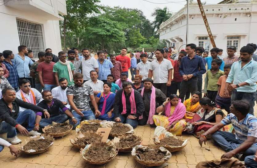 system सफाई की मांग करने आए और मेयर-कमिश्नर नहीं मिले तो निगम में फैला दी गंदगी!
