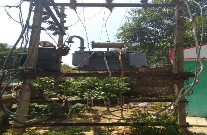 jj डीपी के वसूले 60 हजार, ३ माह से बिजली नहीं