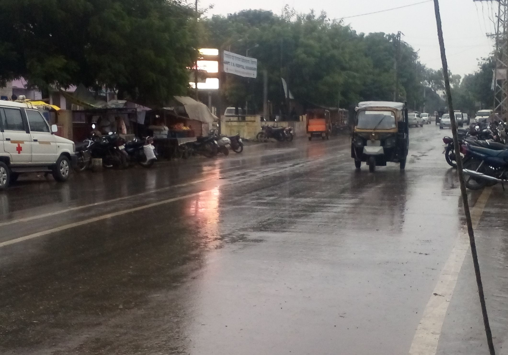 after so much humidity heavy rain in ajmer district बादलों ने तोड़ी अपनी चुप्पी : निचले क्षेत्र में सडक़ें डूबी पानी में ,यातायात हुआ प्रभावित