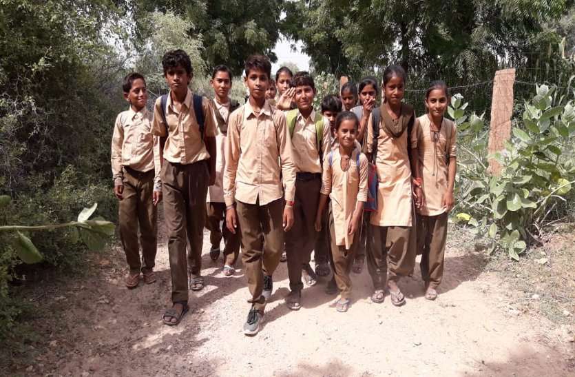 Khinwsar News विद्यालय क्रमोन्नति के अभाव में पढ़ाई से वंचित लाडो