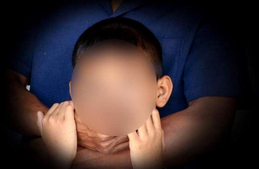 खोड़ा से 12 वर्ष के बच्चे का अहरण करने वाले पांच बदमाश गिरफ्तार खोड़ा से 12 वर्ष के बच्चे का अपहरण करने वाले पांच बदमाश गिरफ्तार, दो करोड़ की मांगी थी फिरौती