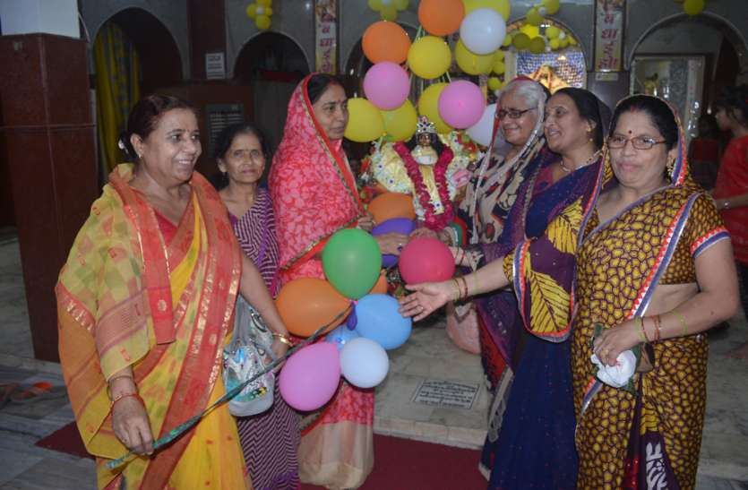 Krishna celebration इटावा में जोरदार तरीके से मनाई गयी श्री कृष्ण भगवान की छठी
