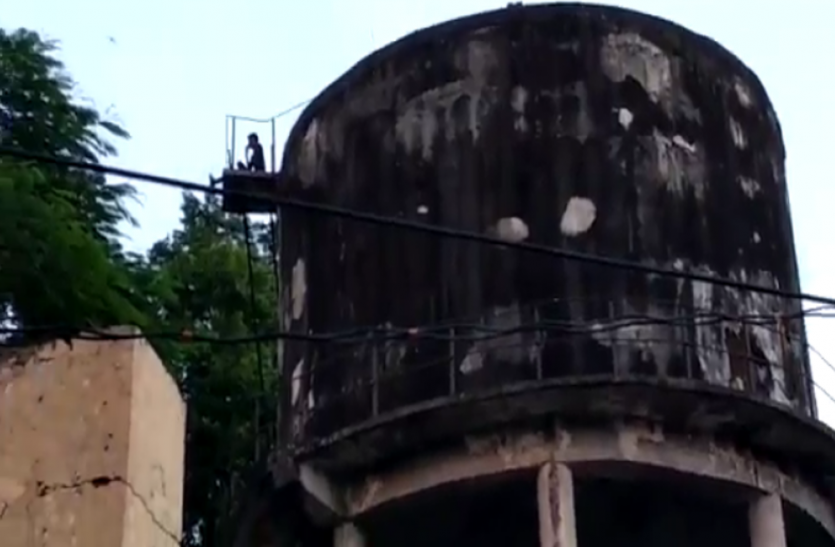 lakhimpur kheri प्रेमिका से शादी करने की जिद्द में टंकी पर चढ़ा 'वीरू', मोबाइल से बात कर रखी ये शर्त