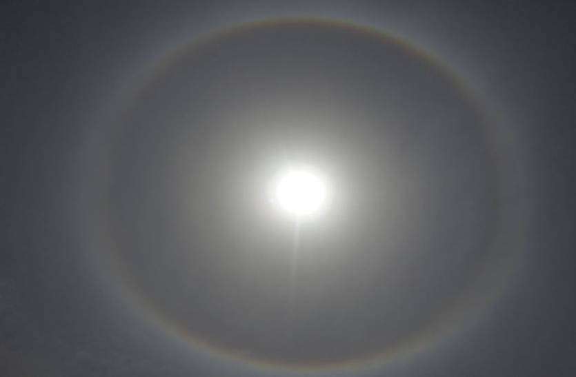Circular girth near the sun in lohawat सूरज के पास नजर आया गोलाकार में घेरा