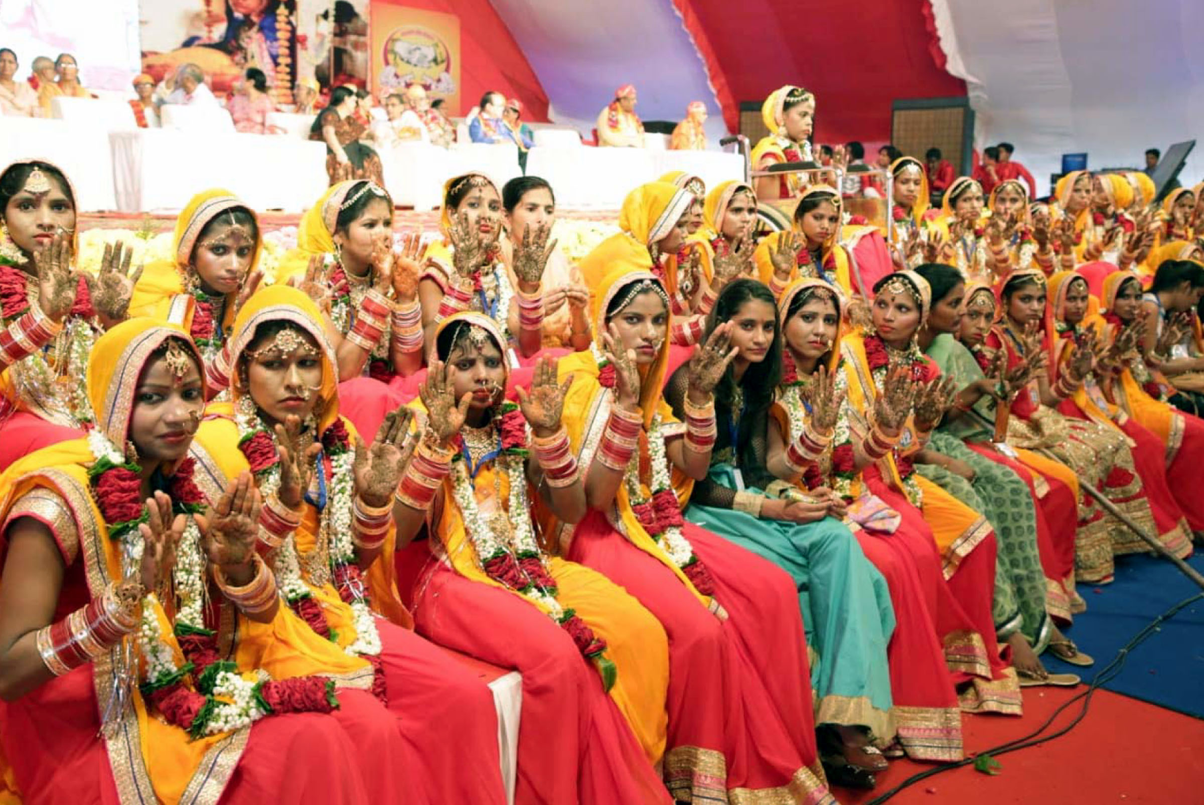 divyang marriages news 52 दिव्यांग व निर्धन जोड़ों की ठाठ से निकली बिंदौली,बग्घियों में सजे दूल्हा-दुल्हन... खूब झूमे परिजन और धर्म माता-पिता*