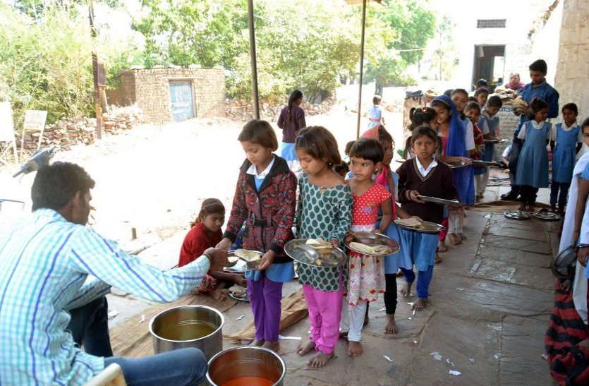 mid day meal मिड डे मील पर पड़ी मंहगाई की मार, परोसी जा रही पतली दाल