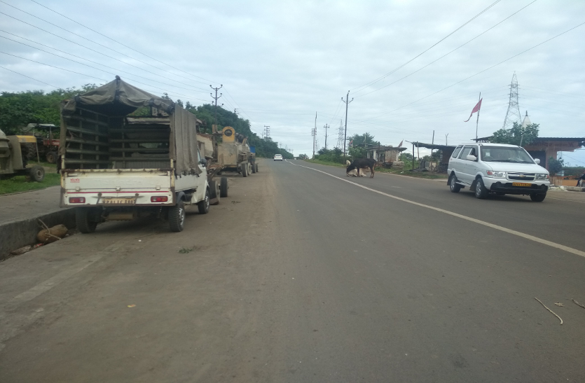 road शाम ढलते ही अंधेरे में मुख्य मार्ग