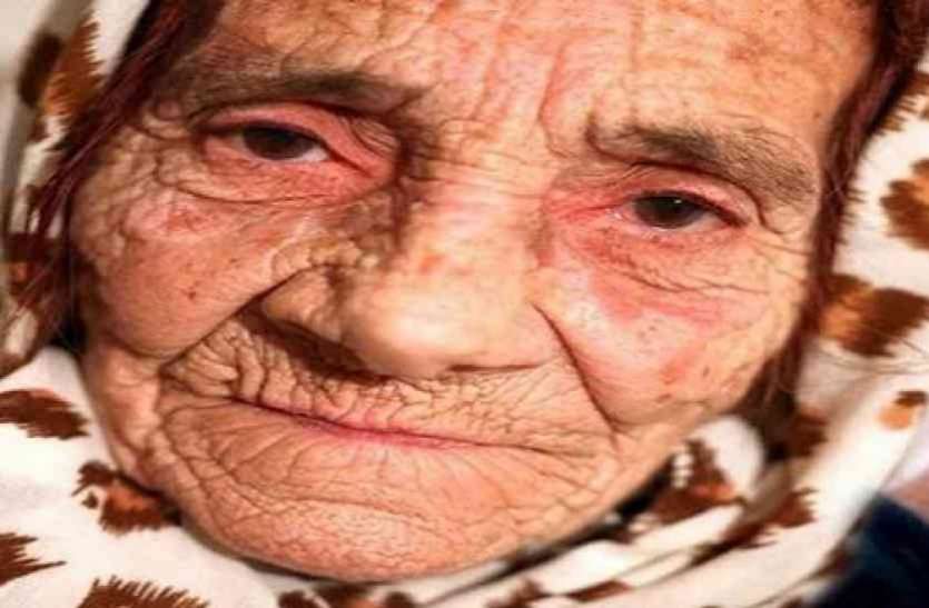 old woman किसी देवी से कम नहीं यह महिला, चुटकियों में करती है आंखों का इलाज
