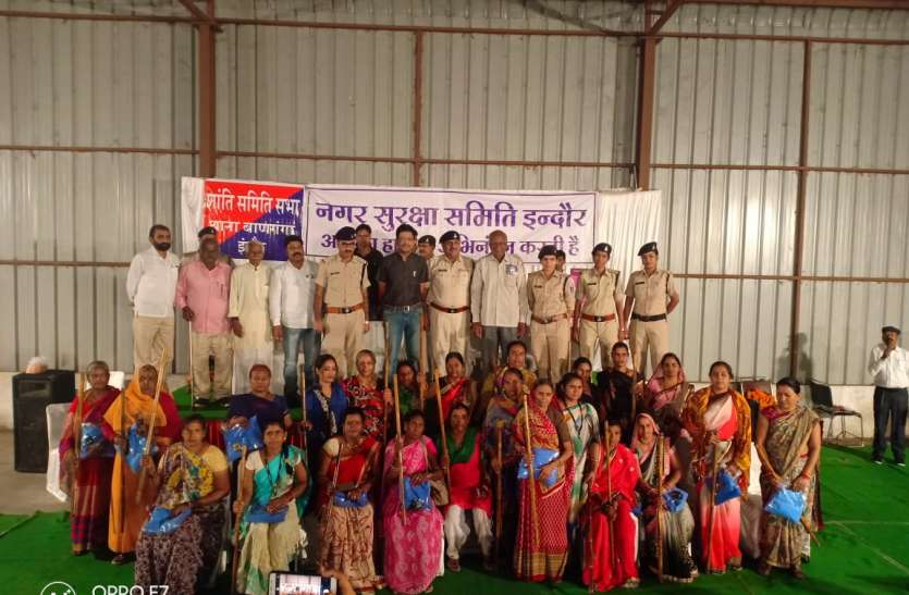 crime नसुस सदस्यों को बांटे डंडे, टीशर्ट व सीटी