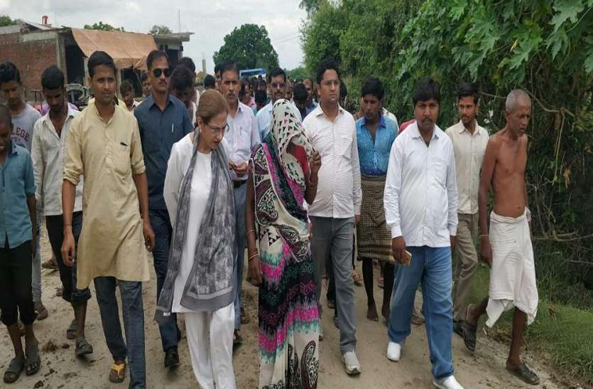 बांगरमऊ सफीपुर विधानसभा के गांव में पहुंची पूर्व सांसद अन्नू टंडन पूर्व सांसद अन्नू टंडन भोजन व्यवस्था लेकर कुछ इस प्रकार पहुंची बाढ़ पीड़ितों के सामने, देखें तस्वीर