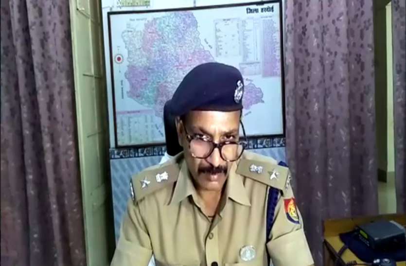 up police बच्चे के ऊपर गिरी कच्ची दीवार , मलबे में दब कर दर्दनाक मौत