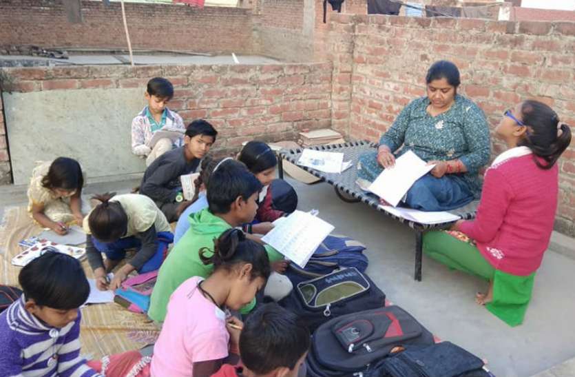 Pratibha Upadhyay अंतर्राष्ट्रीय साक्षरता दिवस: सुहागनगरी के बच्चों में शिक्षा की लौ जगा रहीं प्रतिभा, पढ़िए पूरी खबर