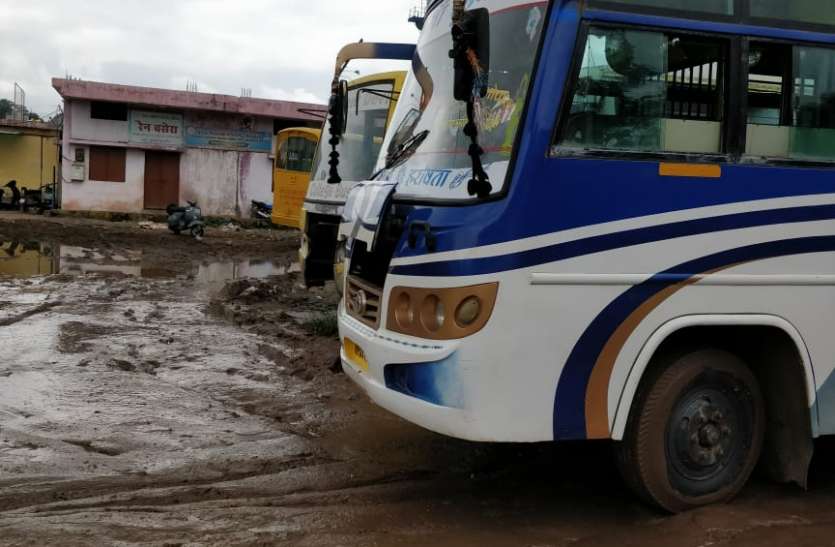 bus stand MP में ये कैसा बस स्टैड,जहां पैर रखने तक की जगह नहीं?