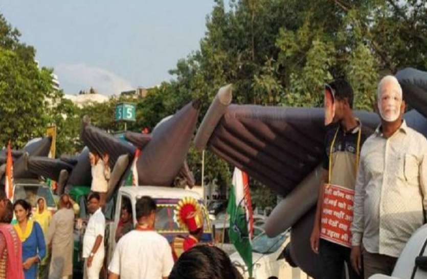 rafel deal रफाल डील: कांग्रेस का मोदी सरकार पर हमला, झांकी निकालकर विरोध दर्ज कराया