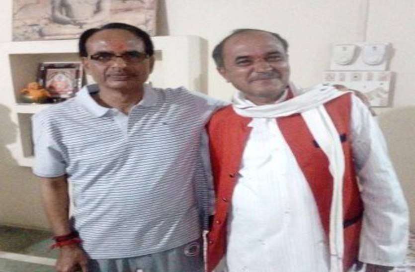 raghunandan sharma with CM shivraj singh BIG Breaking: MP भाजपा में मचा बवाल,एट्रो सिटी एक्ट के विरोध में भाजपा के इस कद्दावर नेता ने दिया पार्टी से इस्तीफा