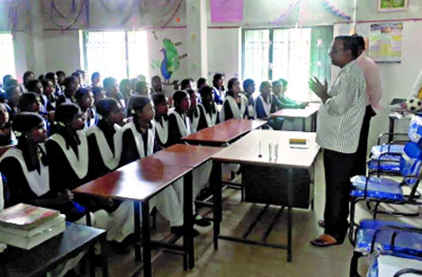 पीएल यादव, PL yadav, एसडीएम ने कन्या शाला की छात्राओं को पढ़ाया मतदान जागरूकता का पाठ