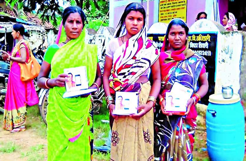 system ग्राम बाजार अतरिया में 515 व डोकराभाठा में 430 स्मार्ट फोन का हुआ वितरण
