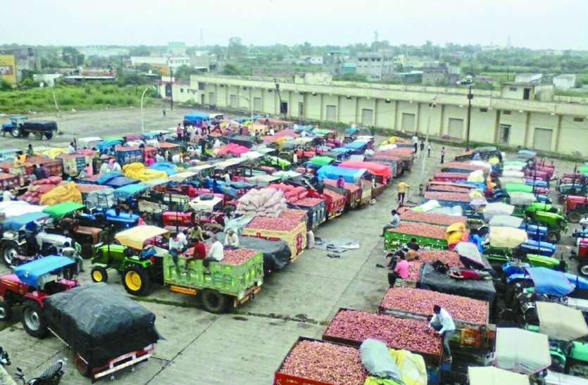 patrika मंडी प्लेटफार्मों पर व्यापारियों का कब्जा