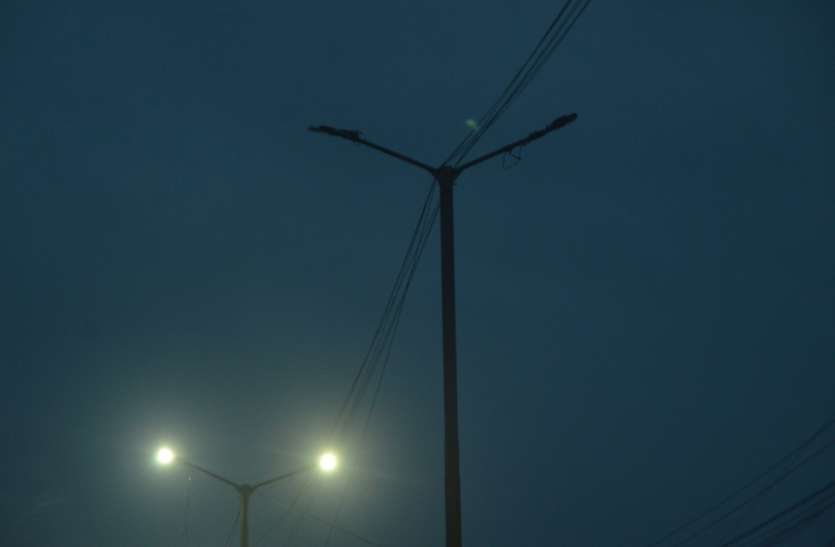 Deterioration in the street light project सरकार ने सात वर्ष के लिए स्ट्रीट लाइट का सौंपा है प्रोजेक्ट, महीनेभर में ही होने लगी खराब, जानिए कैसे हो रहा खेल