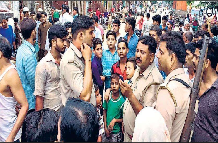 crowd in road सरधना में बुखार से हुई बच्चे की मौत तो भीड़ ने क्लीनिक में की तोड़फोड़ और आग लगाने की कोशिश