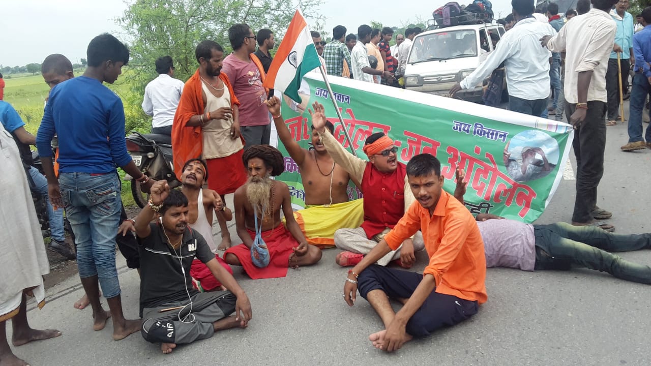Rural on the road BIG NEWS: नहर की मांग को लेकर सड़क पर लेटे ग्रामीण