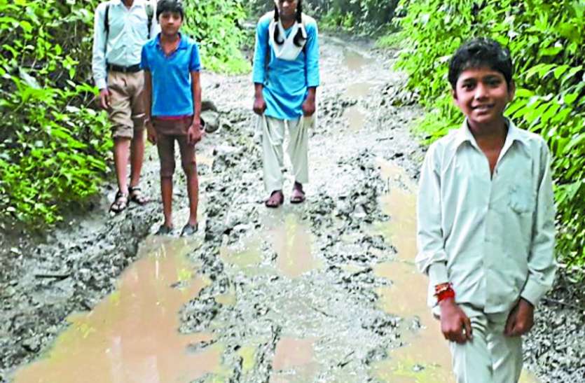 Mud on roads due to rain गांव के रास्ते दलदल में तब्दील, लोग परेशान
