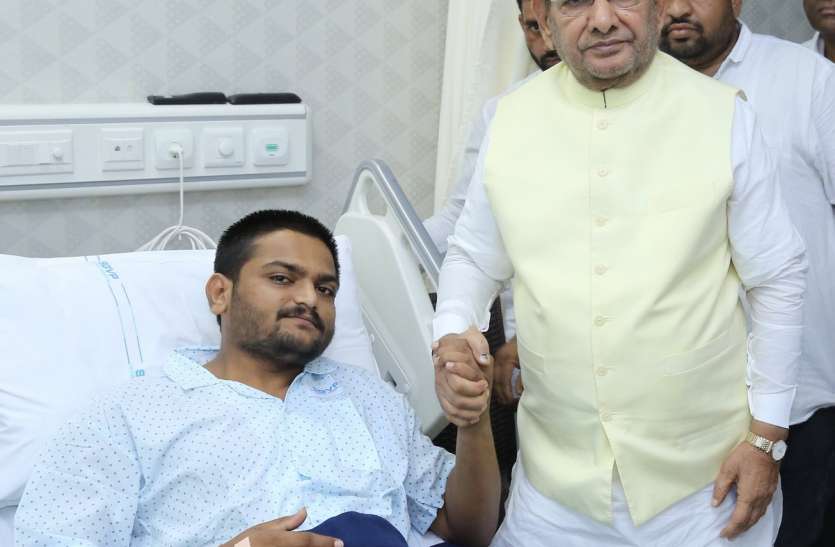 Hardik Patel, Sharad Yadav शरद यादव ने हार्दिक को पिलाया पानी