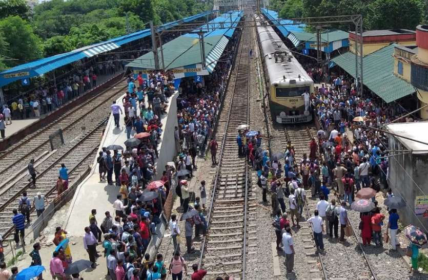 kOLKATA WEST BENGAL सोदपुर में बवाल, स्टेशन मास्टर को पीटा, कार्यालय में तोडफ़ोड, आगजनी